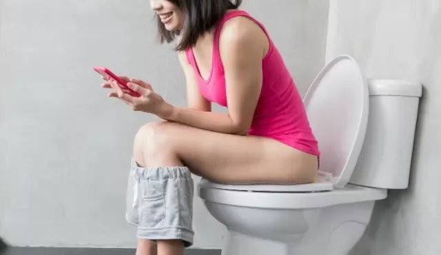 Was kann die Nutzung des Telefons auf der Toilette bedeuten?